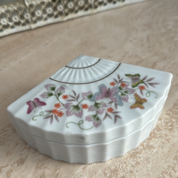 Beautiful Avon 1980 Vintage Porcelain Jewelry Box - Picture 6 of 8